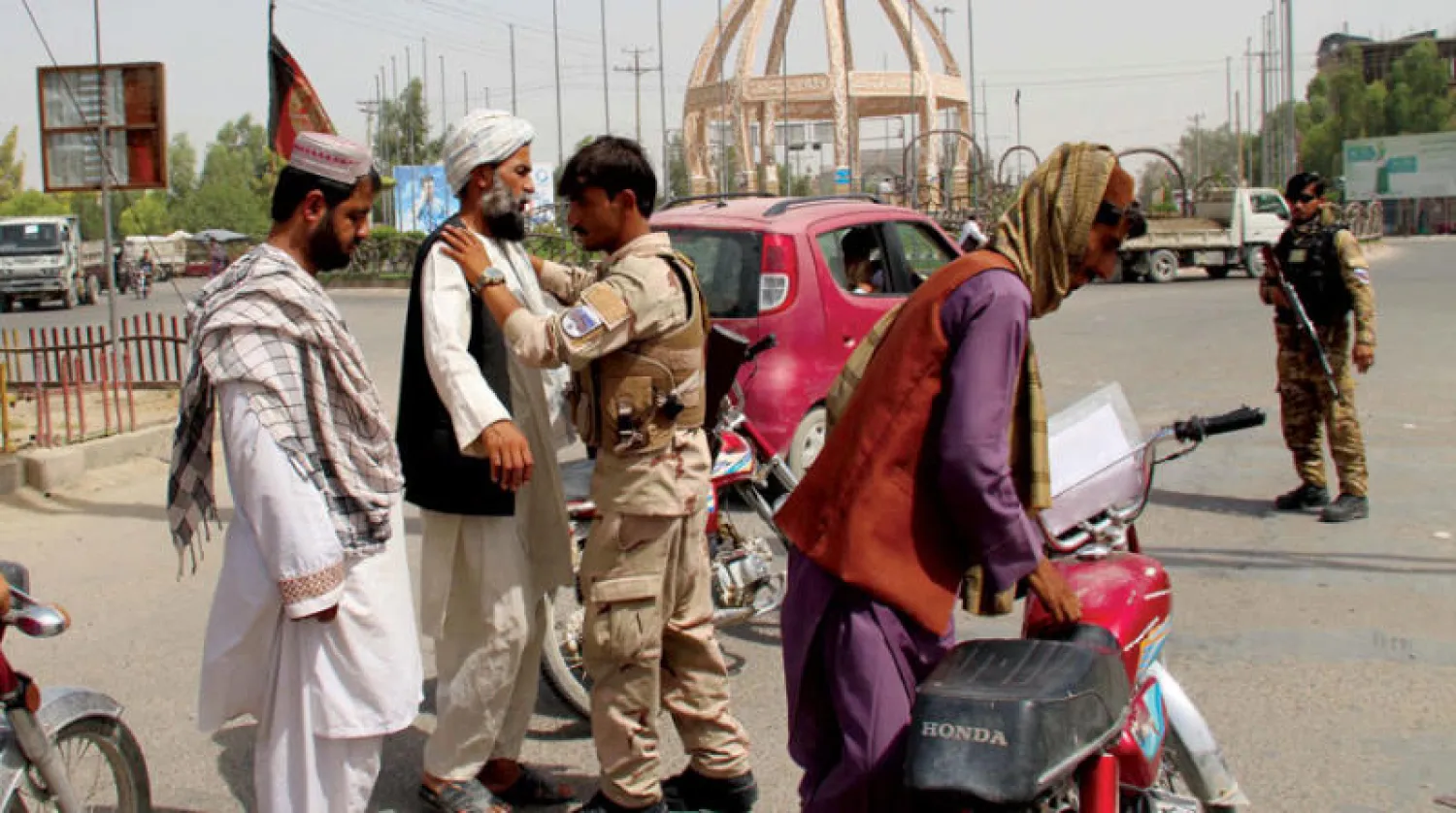 نقطة مراقبة وتفتيش أمني خارج لشكرجاه عاصمة ولاية هلمند حيث تدور معارك ضد «طالبان» (إ.ب.أ)