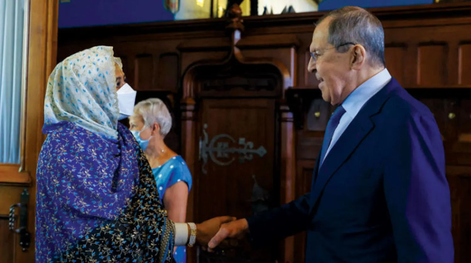 وزير الخارجية الروسي لدى استقباله نظيرته السودانية في موسكو أمس (أ.ف.ب)