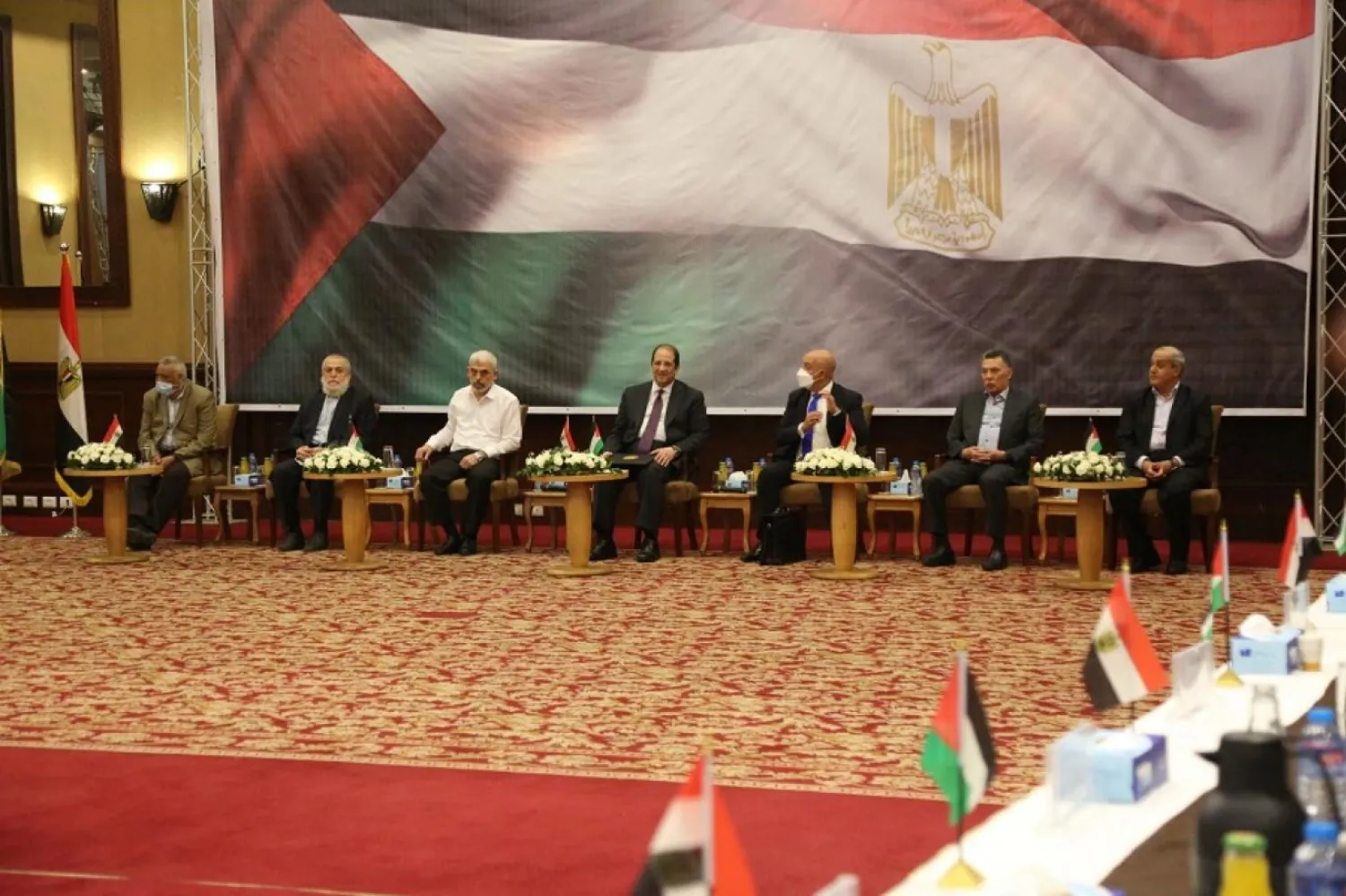 Gazze Şeridi'ni ziyaret eden Mısırlı arabulucularla bir araya gelen Fetih ve Hamas liderleri (Independent Arabia)