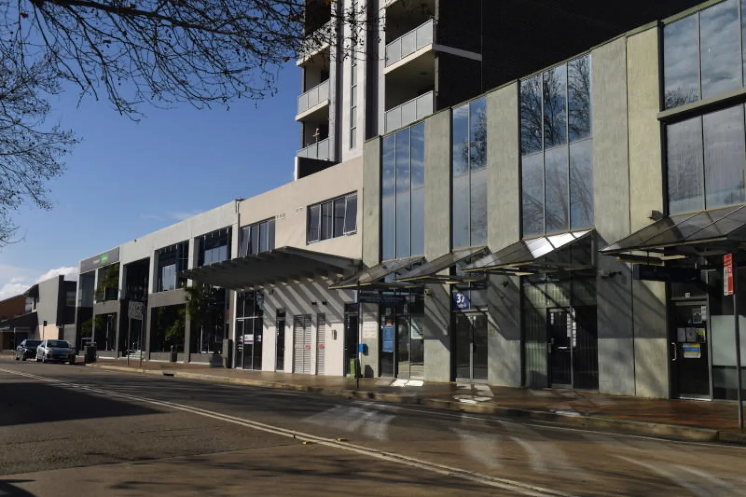 شارع فارغ بمنطقة التسوق فيرفيلد في سيدني نيو ساوث ويلز (إ.ب.أ)