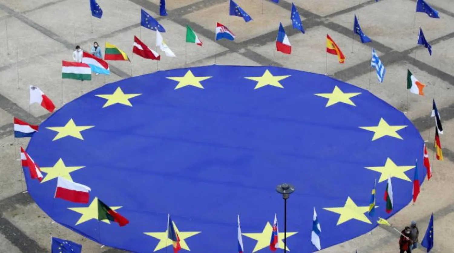 Brüksel'de büyük bir Avrupa Birliği bayrağı (Reuters)
