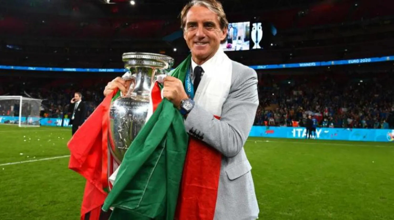 Roberto Mancini Avrupa Kupası'nı elinde tutuyor (Getty)