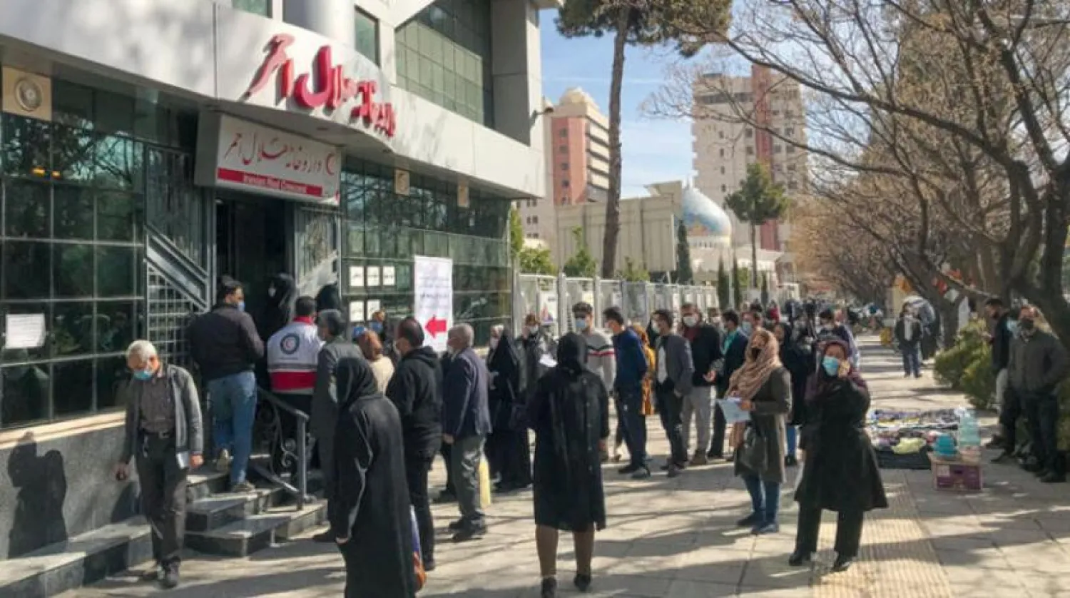 İran Kızılayı’na bağlı özel bir merkezden ilaç almaya çalışan İranlılar. (Mehr)