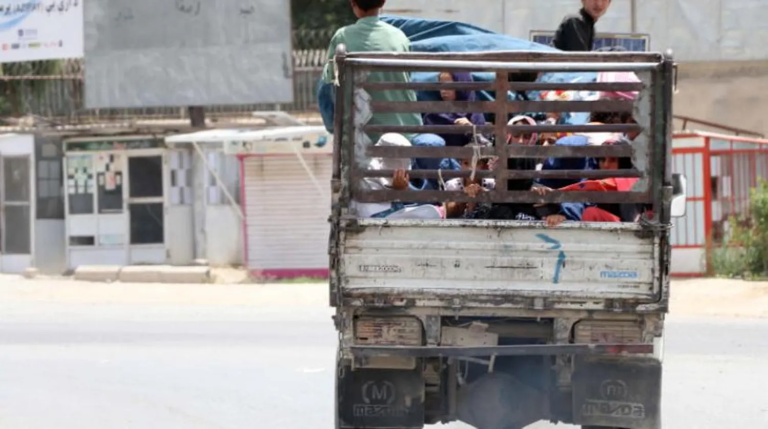 Aileler Kandahar’daki savaş alanlarından kaçıyor (EPA)