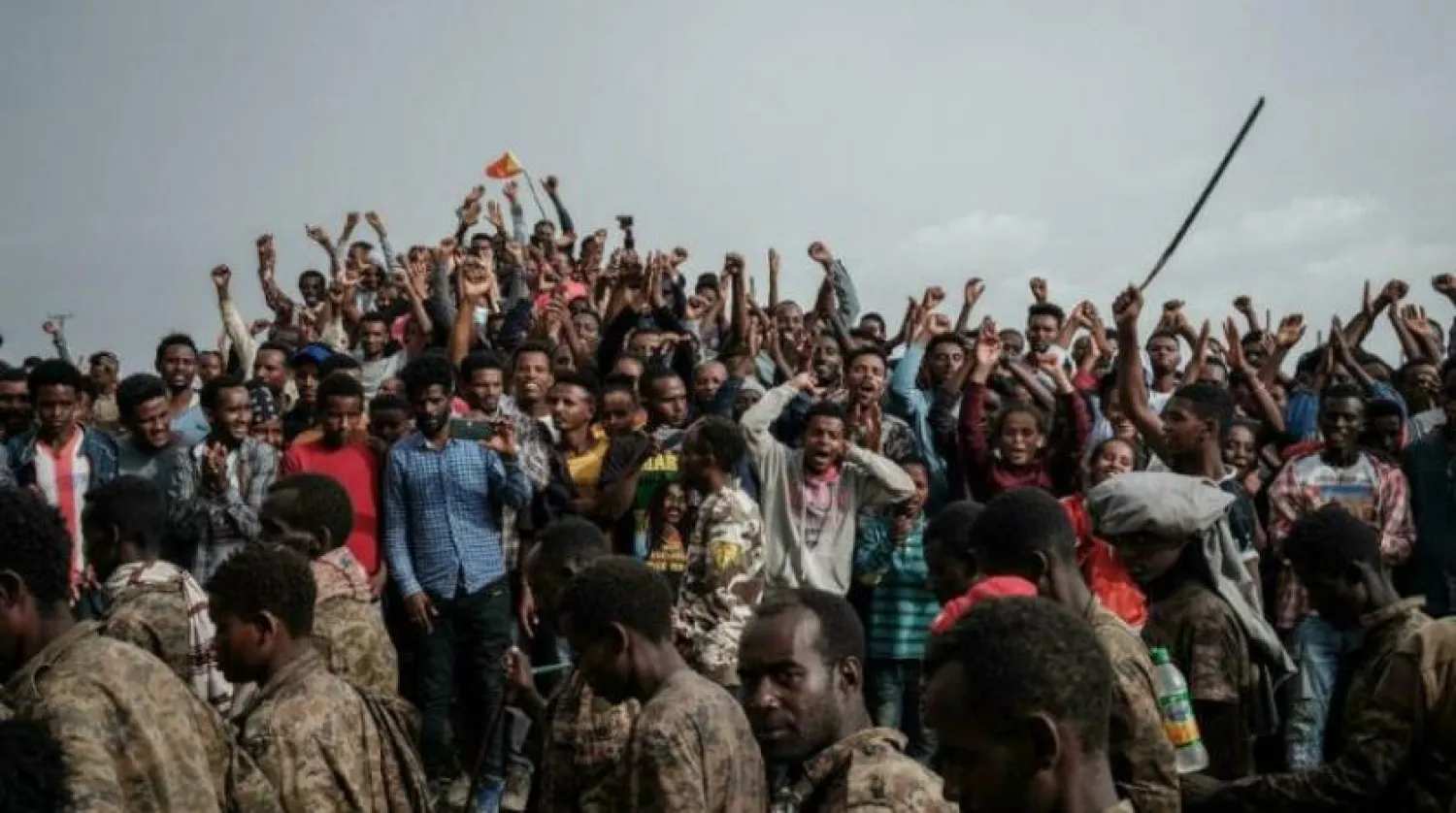 Tigray güçleri, Etiyopyalı askerlerin yakalandığını söylediği bir grup askeri Mekele'de halkın arasında yürüttü (AFP)