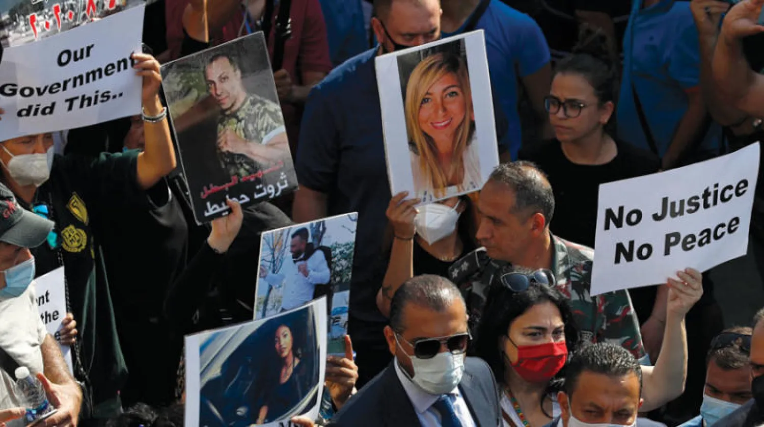 عدد من أهالي ضحايا انفجار مرفأ بيروت يتظاهرون احتجاجاً على المماطلة في التحقيق (أ.ب)