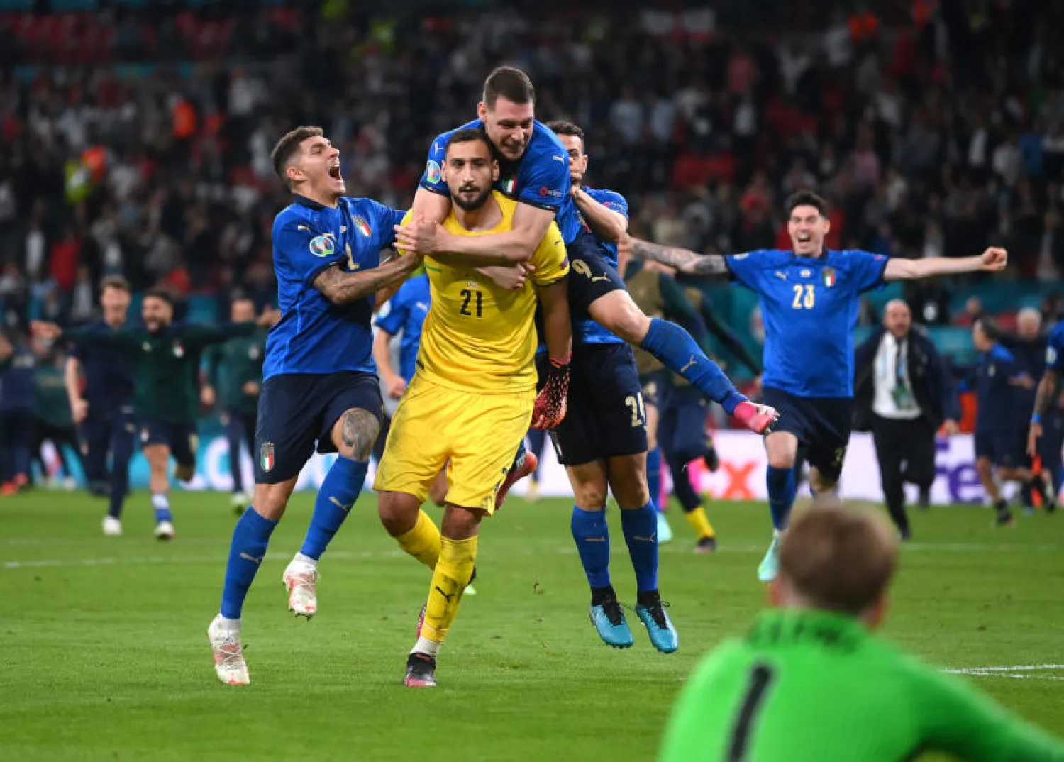 غيانلويغي دوناروما حارس مرمى المنتخب الإيطالي وزملاؤه يحتفلون معه (رويترز)