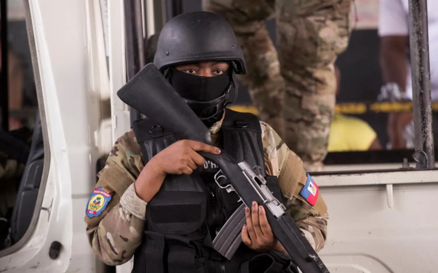 جندي بأحد الشوارع القريبة من مطار بورت أو برينس في هايتي بعد اغتيال رئيس البلاد جوفينيل مويز (إ.ب.أ)