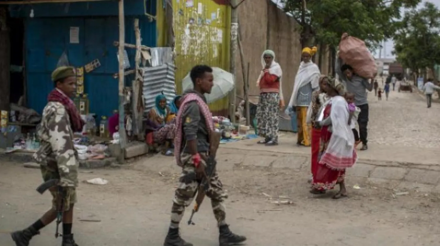 Tigray Halk Kurtuluş Cephesi’nden (TPLF) iki unsur. (Arşiv-AP)