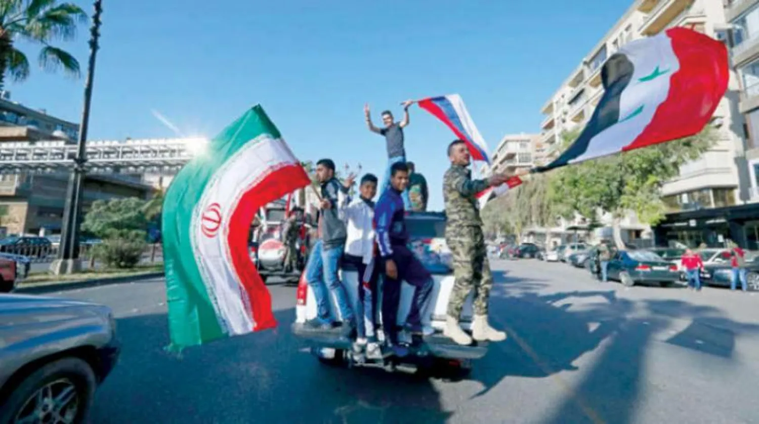 Şam’da Nisan 2019'da düzenlenen gösteride Suriye, Rusya ve İran bayrakları sallandı. (AP)