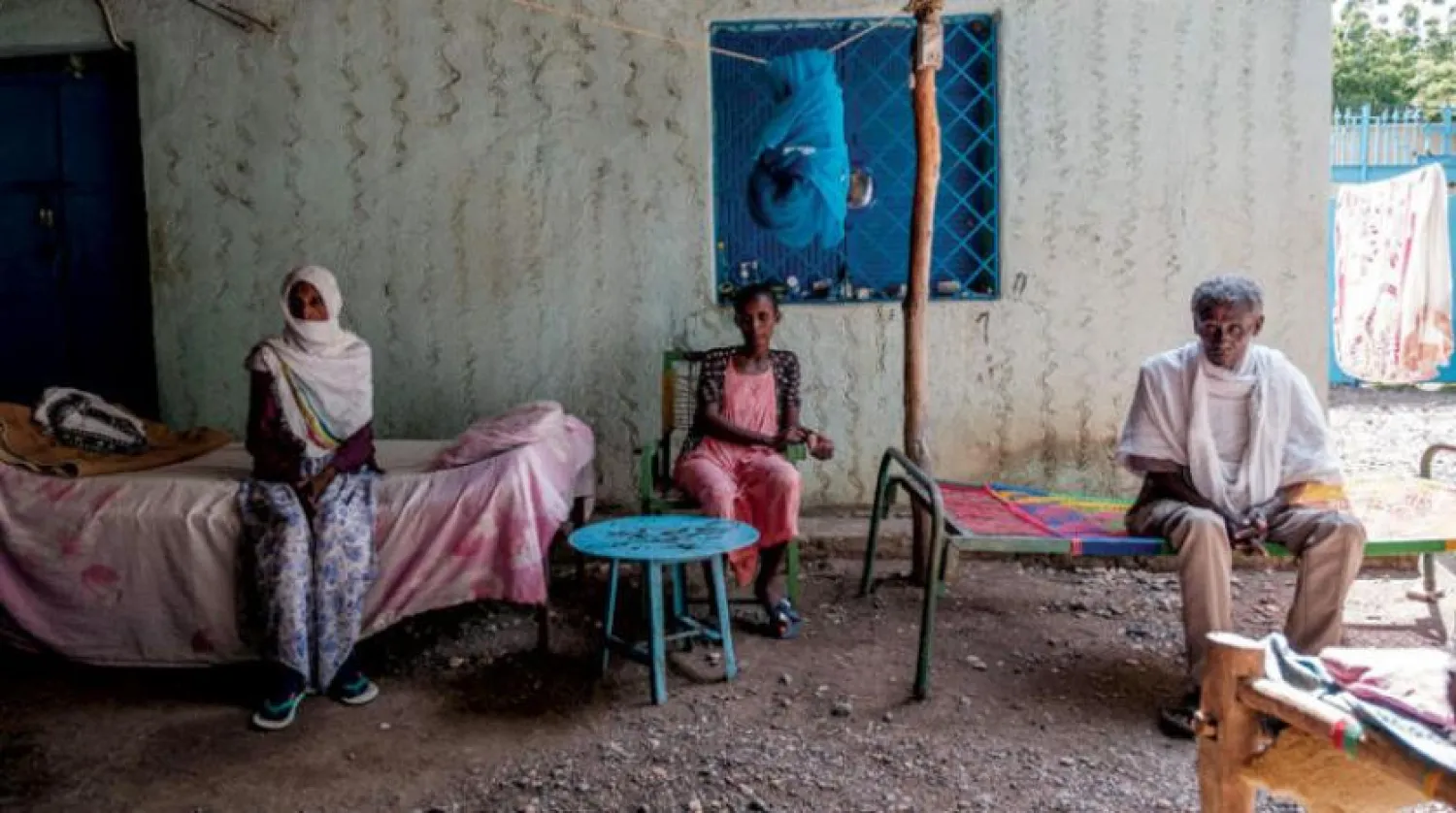 Etiyopya'nın Eritre ve Sudan sınırına yakın Hamira şehrinde geçen pazar günü hükümet tarafından sağlanan geçici kampta yaşayan Tigray'dan gelen mülteci bir aile (AFP)