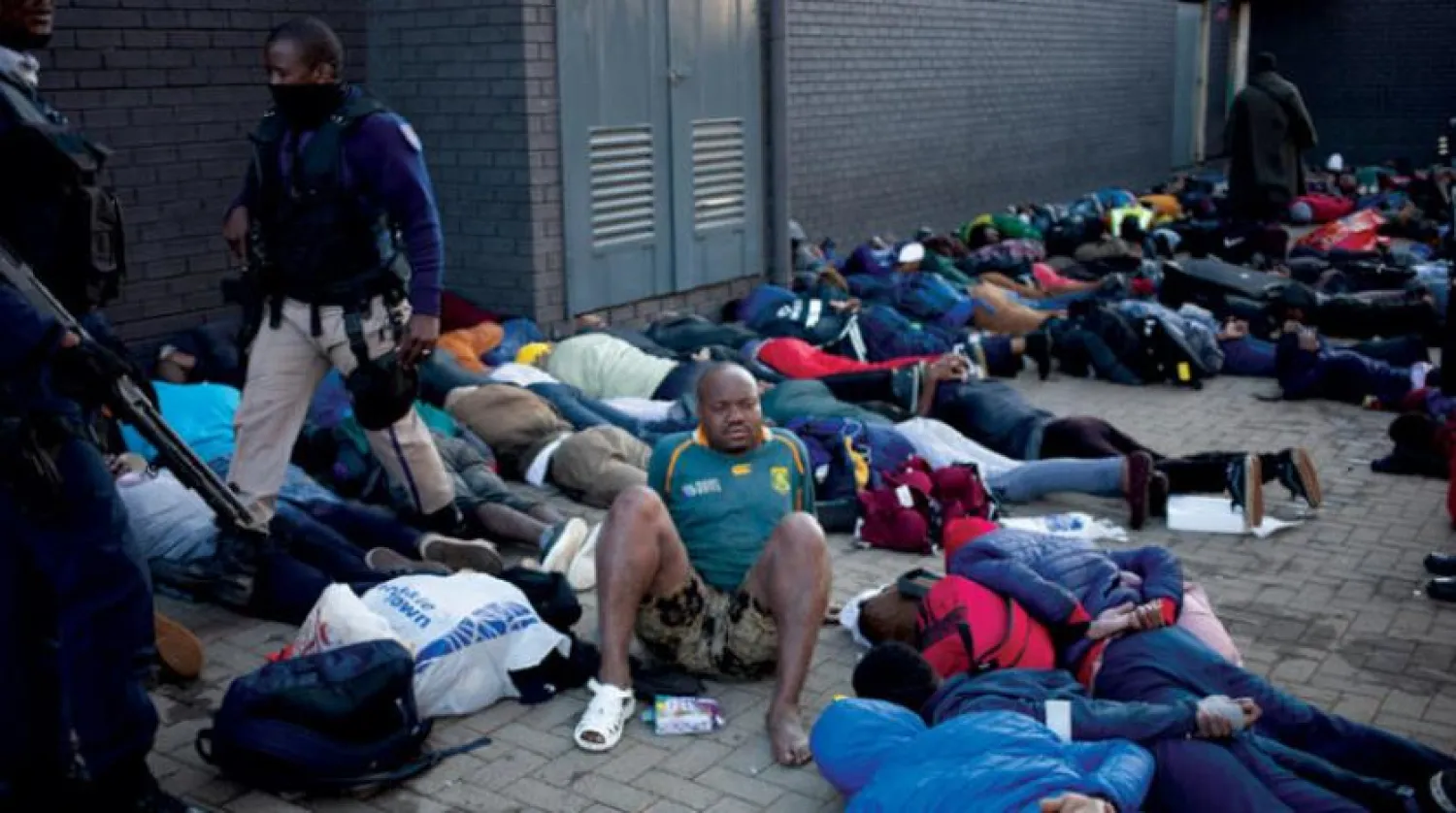 Dün Johannesburg'da yağma olaylarına karıştıkları şüphesiyle tutuklananlar (EPA)