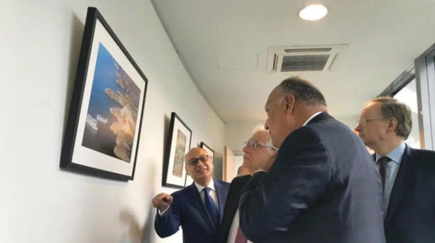 Şukri ve Borrell Avrupa Birliği (AB) Genel Merkezi’nde Mısır Devletine ait fotoğrafların bulunduğu bir sergide. (Mısır Dışişleri Bakanlığı)