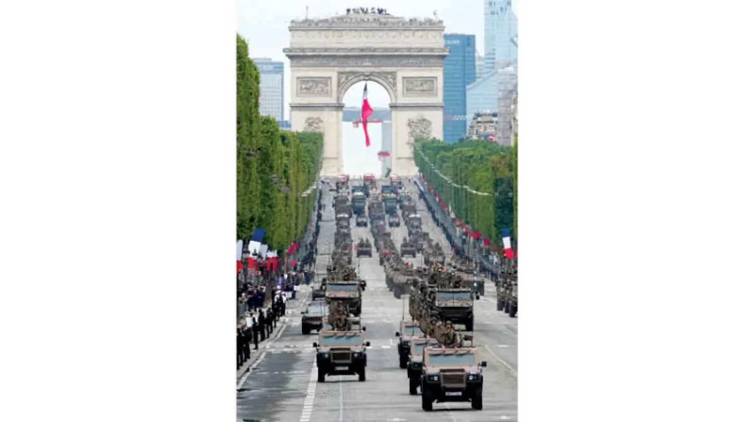 حرصت القيادة الفرنسية على أن تشارك كتيبة من القوة الأوروبية المسماة «تاكوبا» في العرض العسكري بمناسبة العيد الوطني (إ.ب.أ)