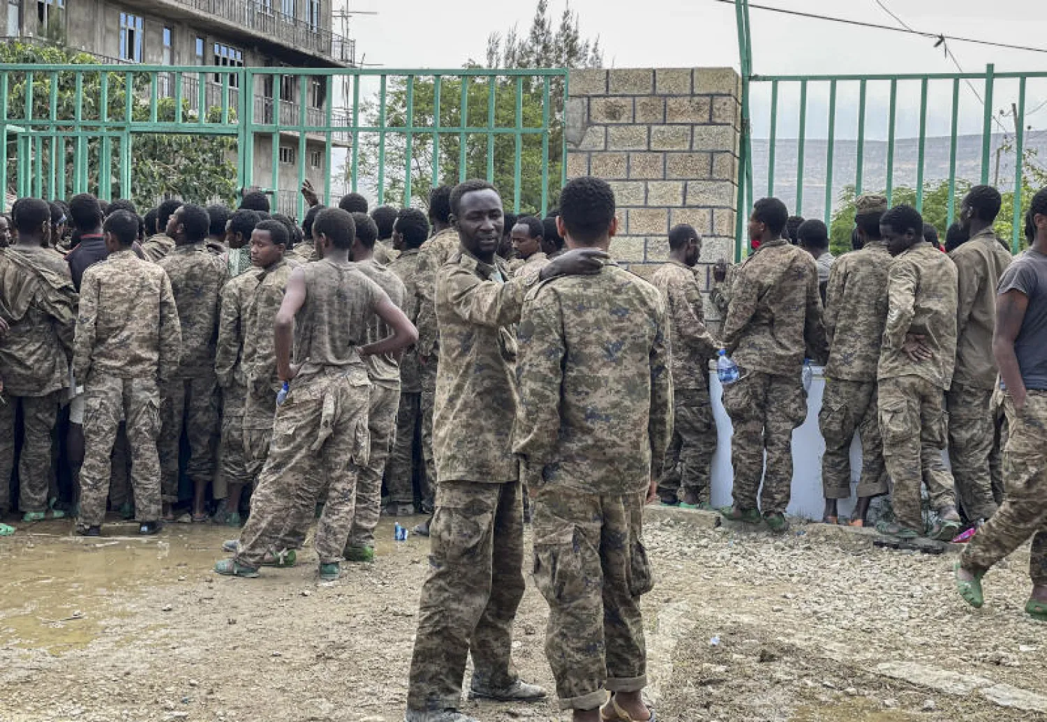 جنود من الجيش الأثيوبي بعد وقوعهم في الأسر بتيغراي (أ.ب)