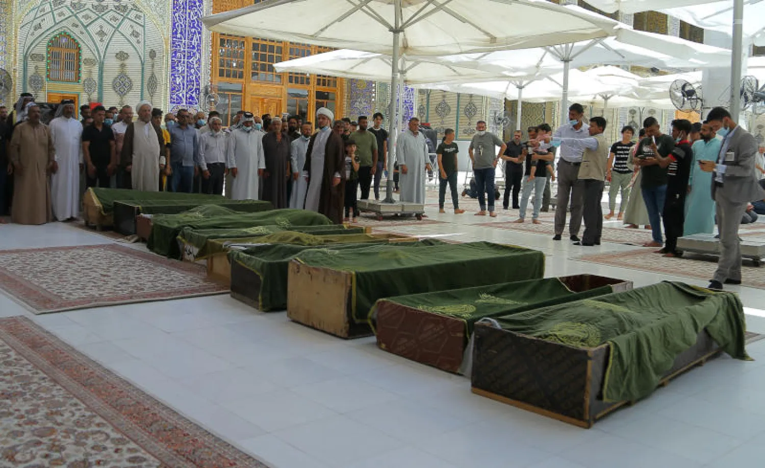 المعزون يصلون على ضحايا حريق مستشفى في النجف بالعراق (أ.ب)