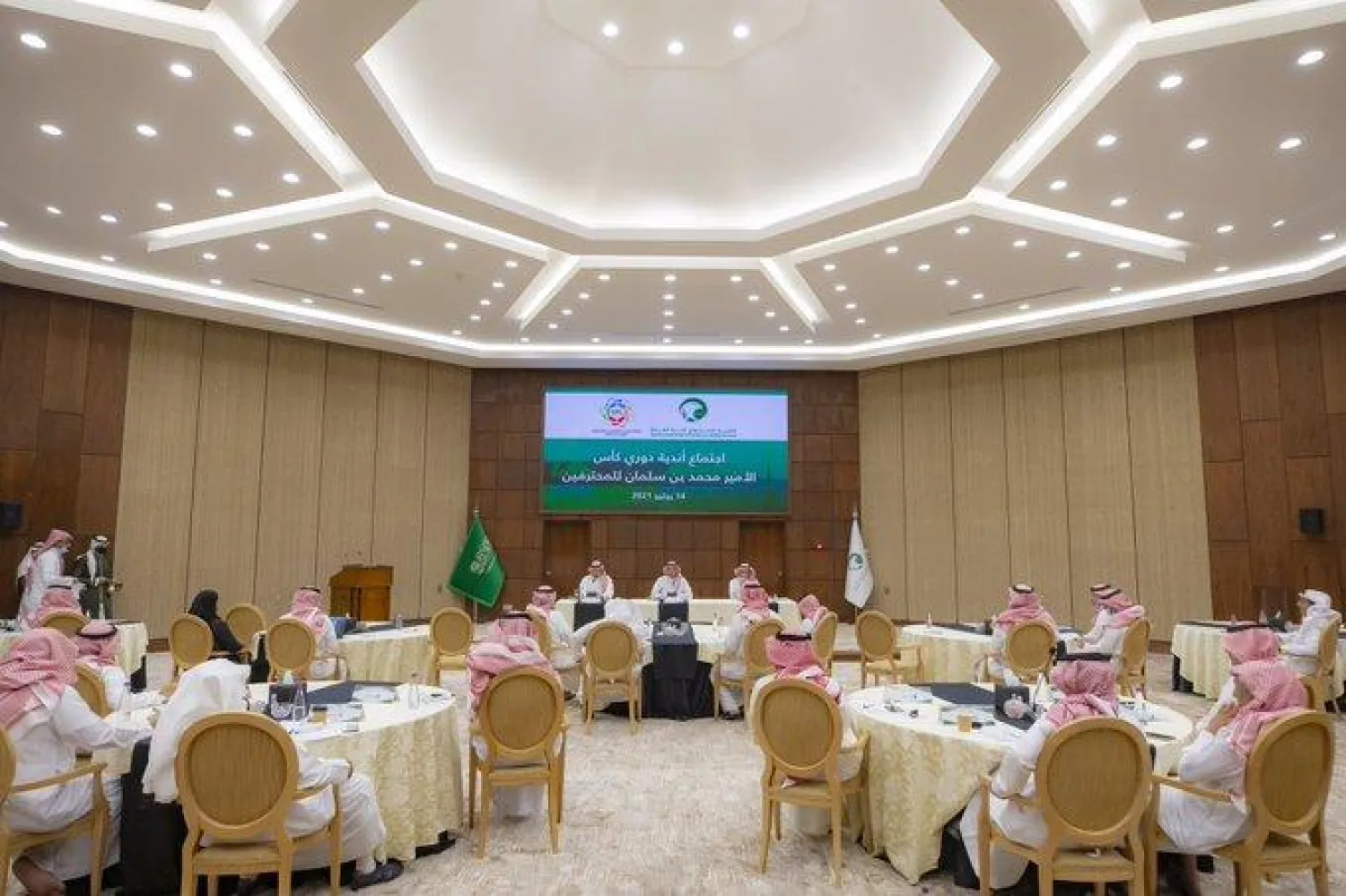 جانب من اجتماع الأمير عبد العزيز بن تركي الفيصل وزير الرياضة السعودي برؤساء الأندية (الشرق الأوسط)