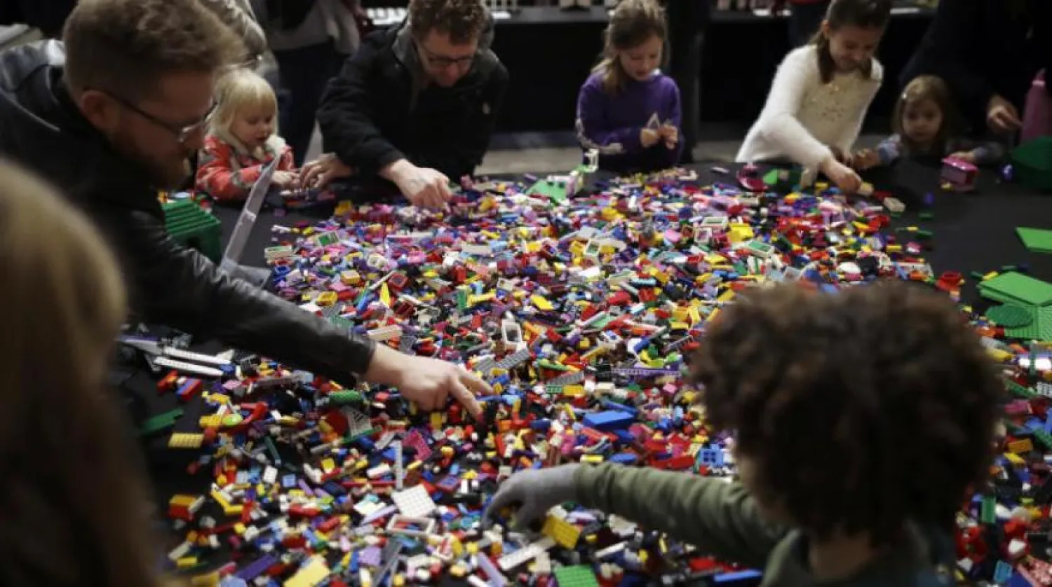 Ünlü lego oyununu oynayan çocuklar ve ebeveynler (AP)