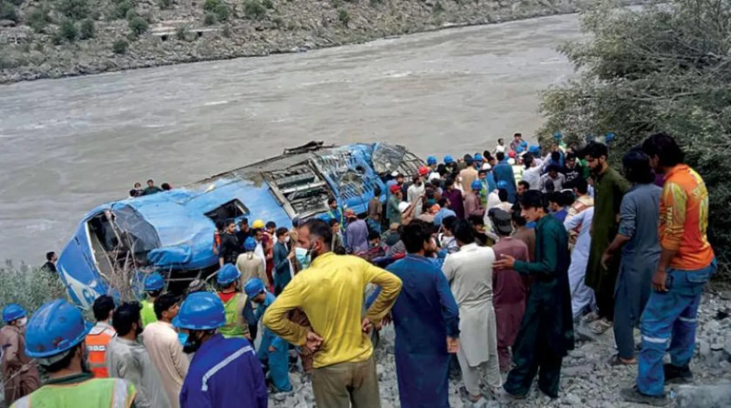 Hayber Pahtunhva eyaletinde vadiye düşen otobüse yönelik arama çalışmaları (AFP)