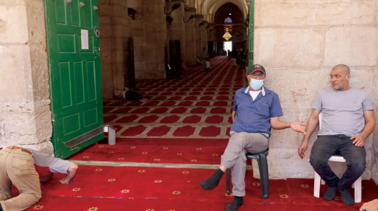 مصلون بالمسجد الأقصى في القدس الشهر الماضي (أ.ف.ب)