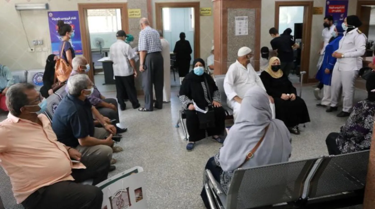 Kahire’deki bir aşı merkezinde aşı olmayı bekleyen Mısırlılar (EPA)
