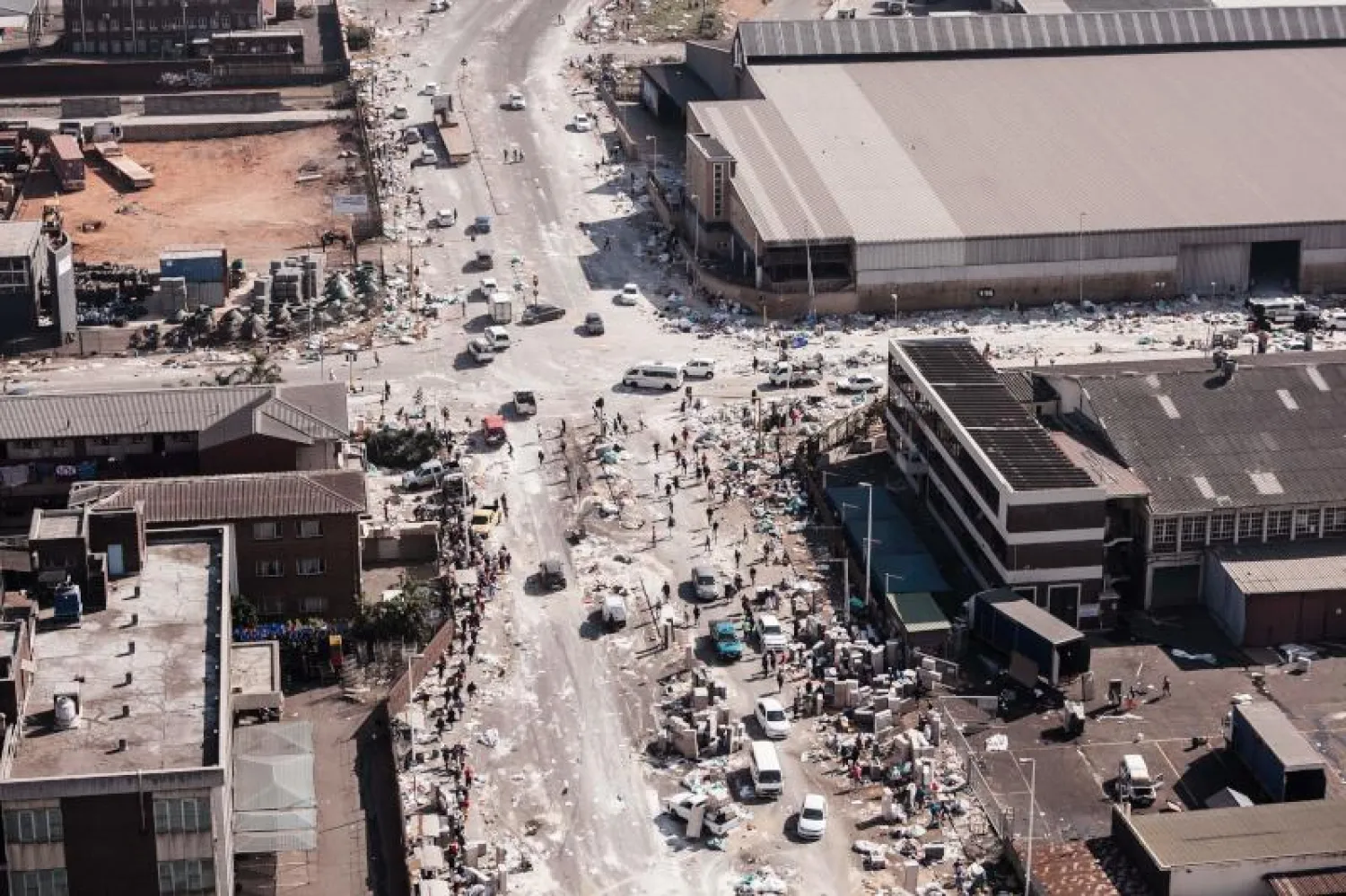 منظر جوي لمنطقة تجارية تعرضت للنهب بمدينة دوربان الجنوب أفريقية (أ.ف.ب)