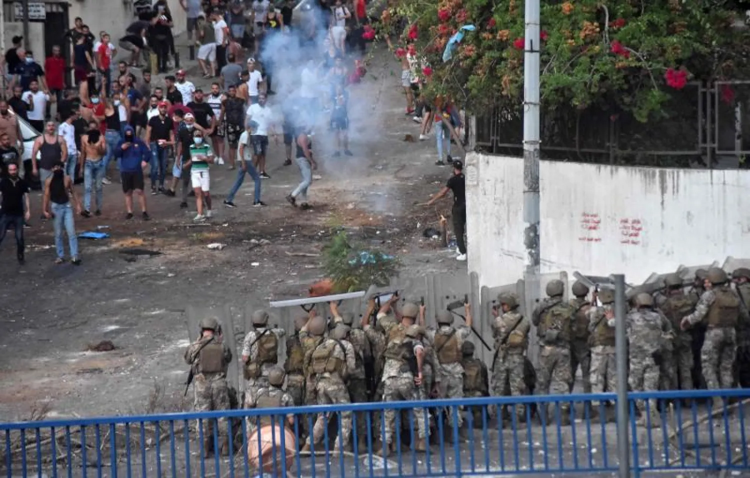 اشتباكات بين أنصار سعد الحريري وقوي الأمن اللبنانية في بيروت (أ.ف.ب)