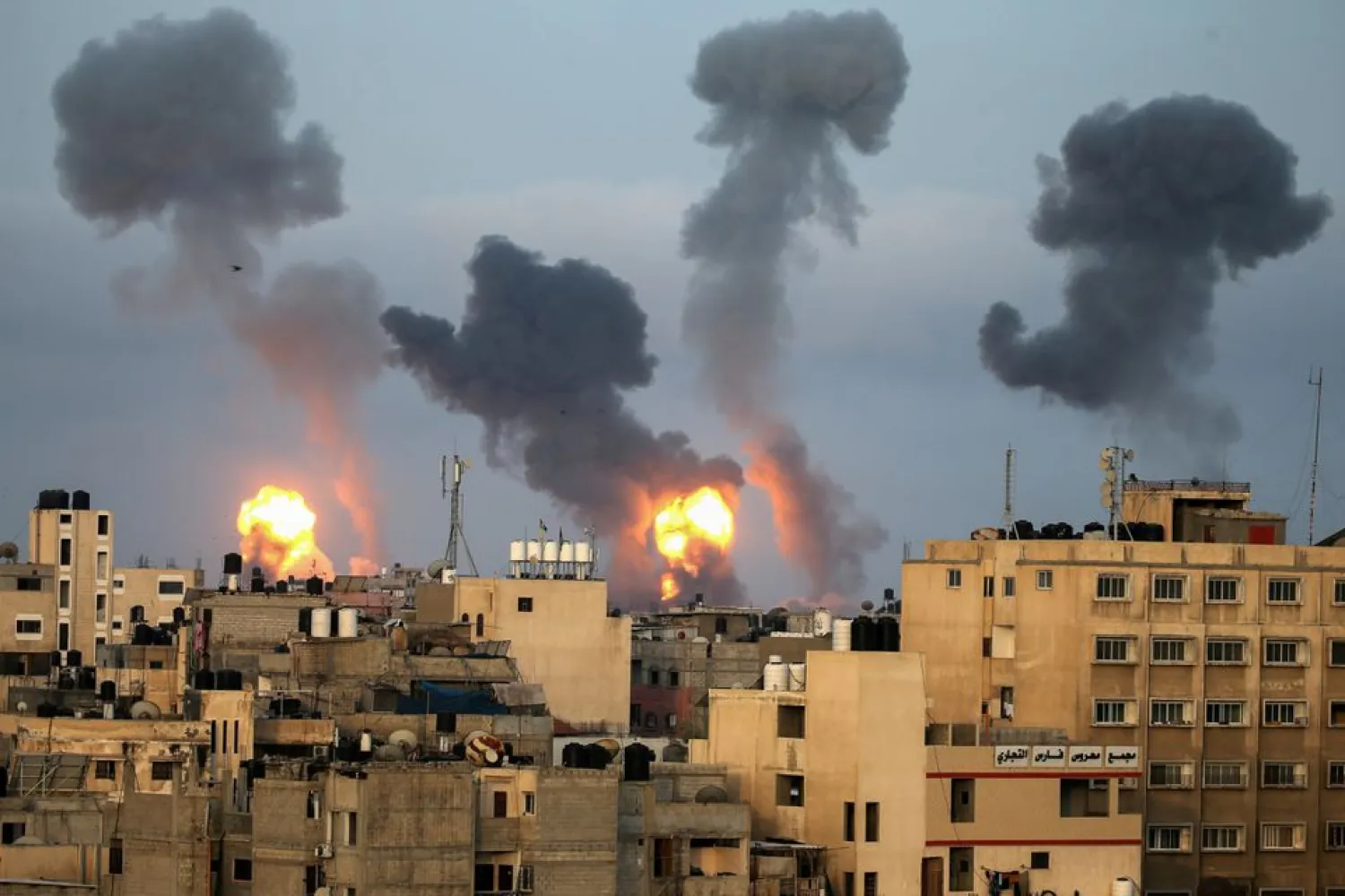 Flames and smoke rise during Israeli air strikes amid a flare-up of Israel-Palestinian violence, in the southern Gaza Strip May 11, 2021. REUTERS/Ibraheem Abu Mustafa