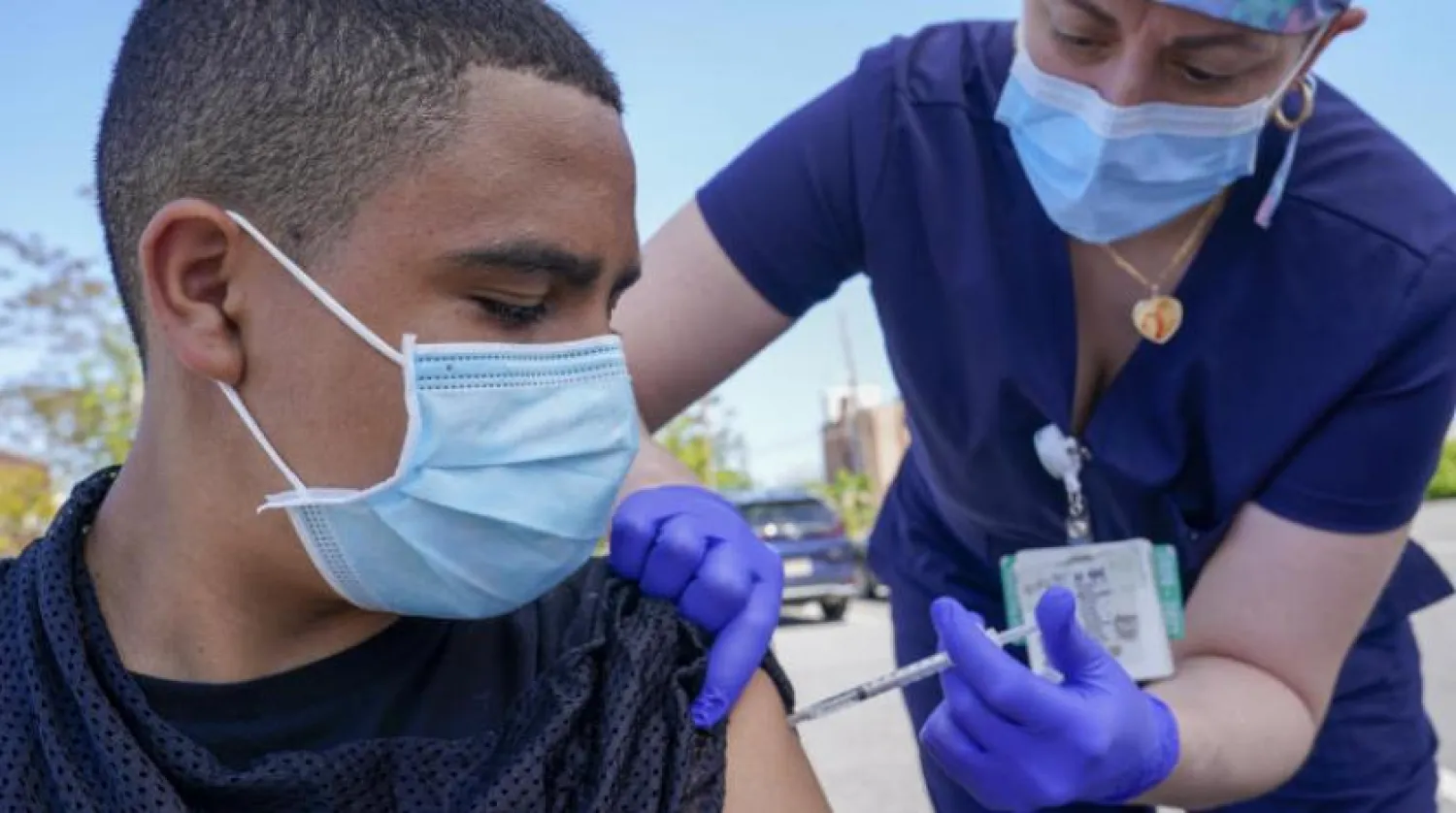 New York’ta 13 yaşındaki bir çocuğa koronavirüs aşısı yapılıyor (AP)