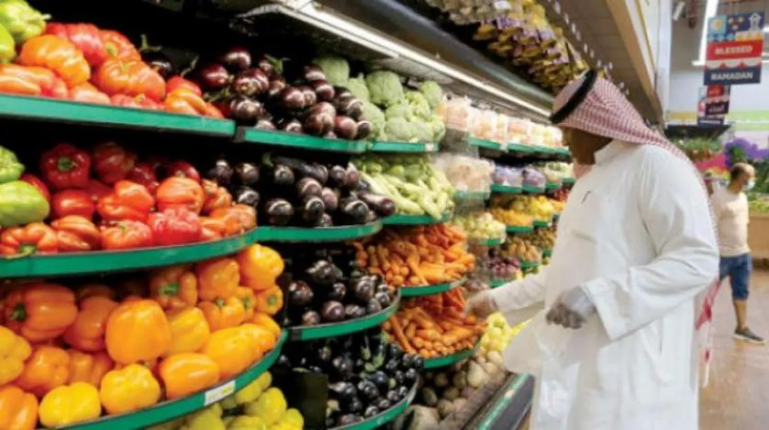 Suudi Arabistan'da bir mağazadaki bir müşteri (Reuters)