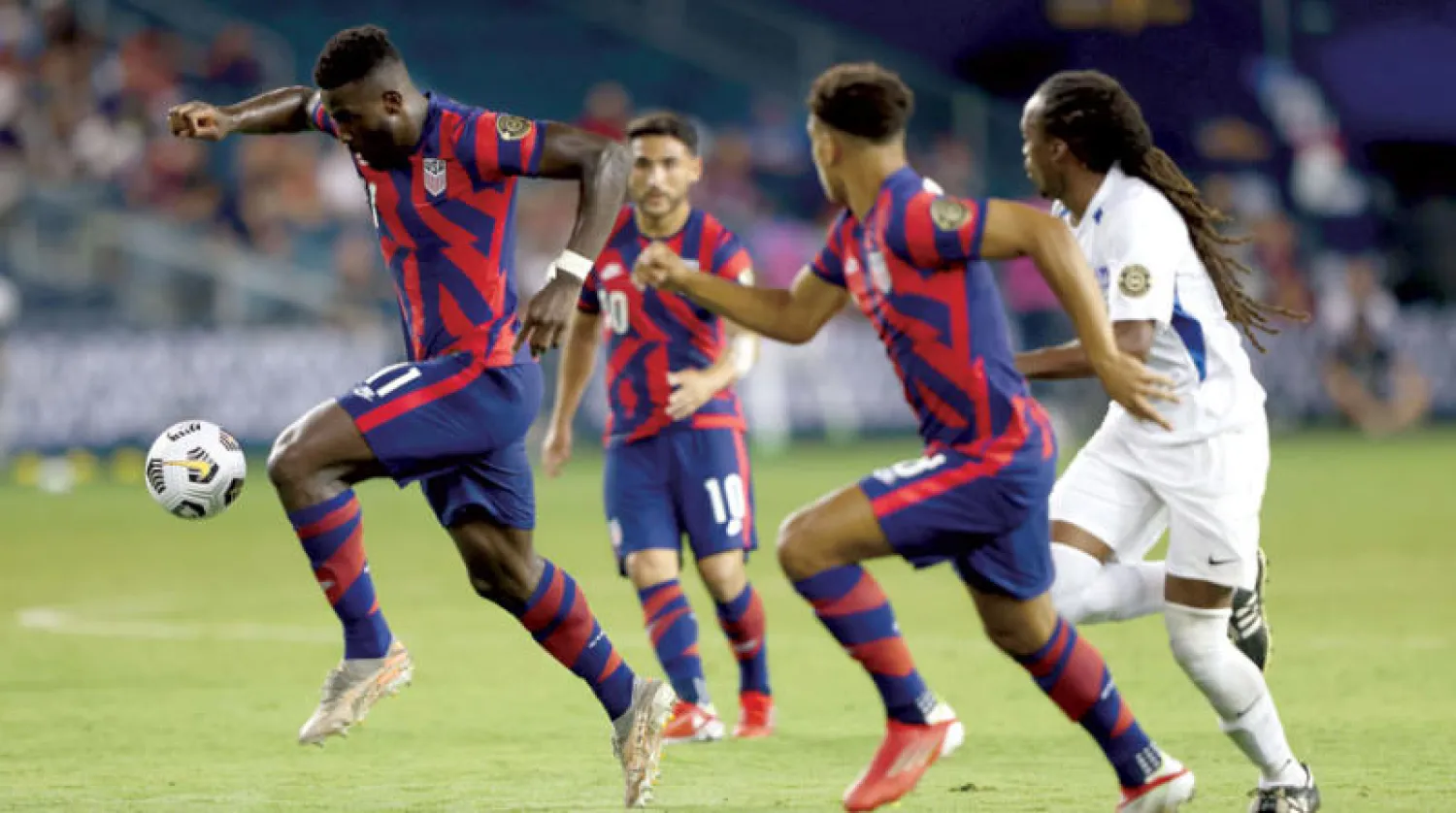 داريل دايك في طريقه لهز شباك مارتينيك (أ.ف.ب)