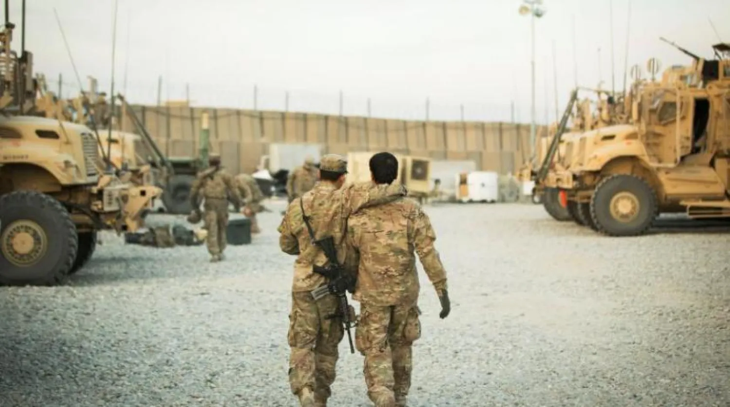 Afganistan’ın Laghman eyaletinde bir ABD askeri Afgan bir tercümanla birlikte yürüyor (Reuters)