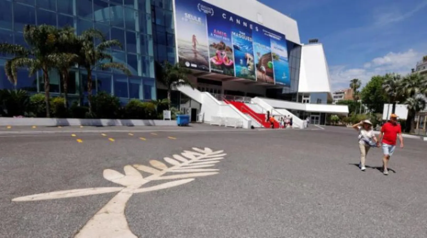 رمز السعفة الذهبية بالقرب من قصر المهرجان في كان (رويترز)