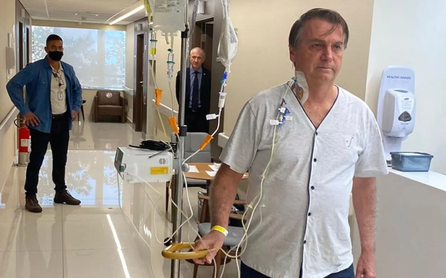 الرئيس البرازيلي جاير بولسونارو يمشي داخل مستشفى فيلا نوفا ستار الخاص بساو باولو (أ.ف.ب)