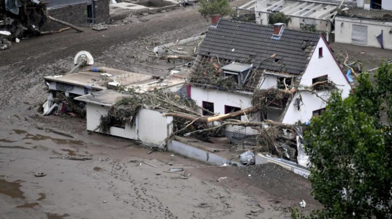 Batı Almanya'da sel sonucu çamurla kaplanan bir yol (AP)