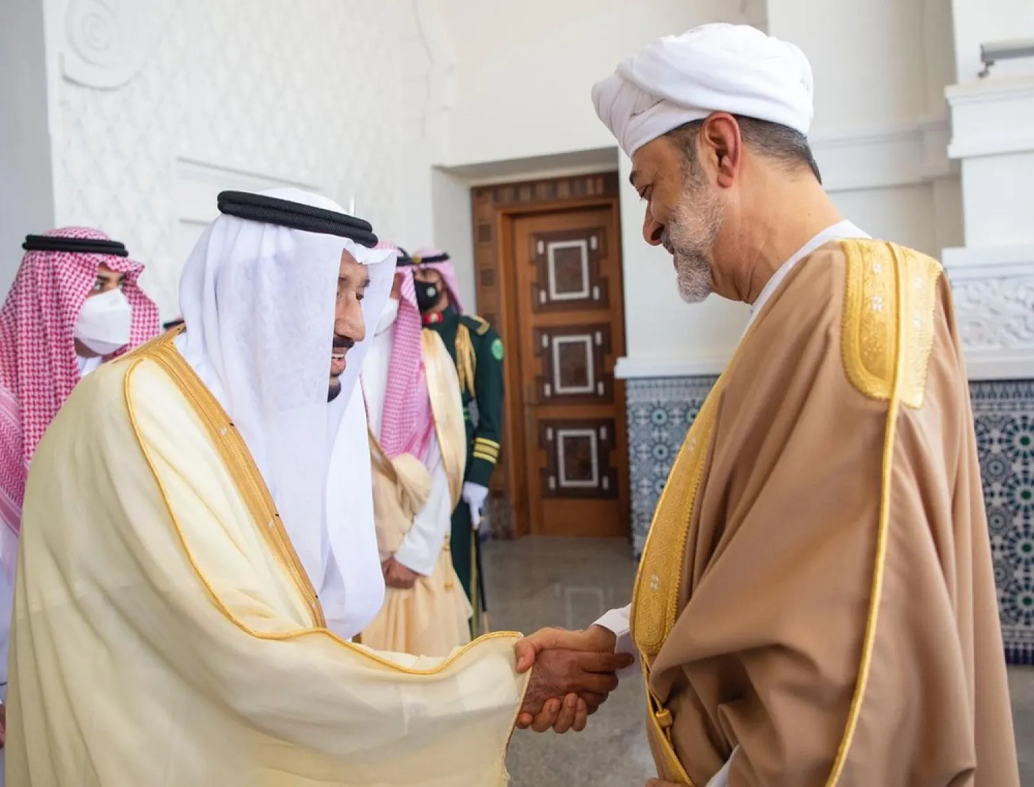 King Salman welcomes Sultan Tariq in the Kingdom. (SPA)