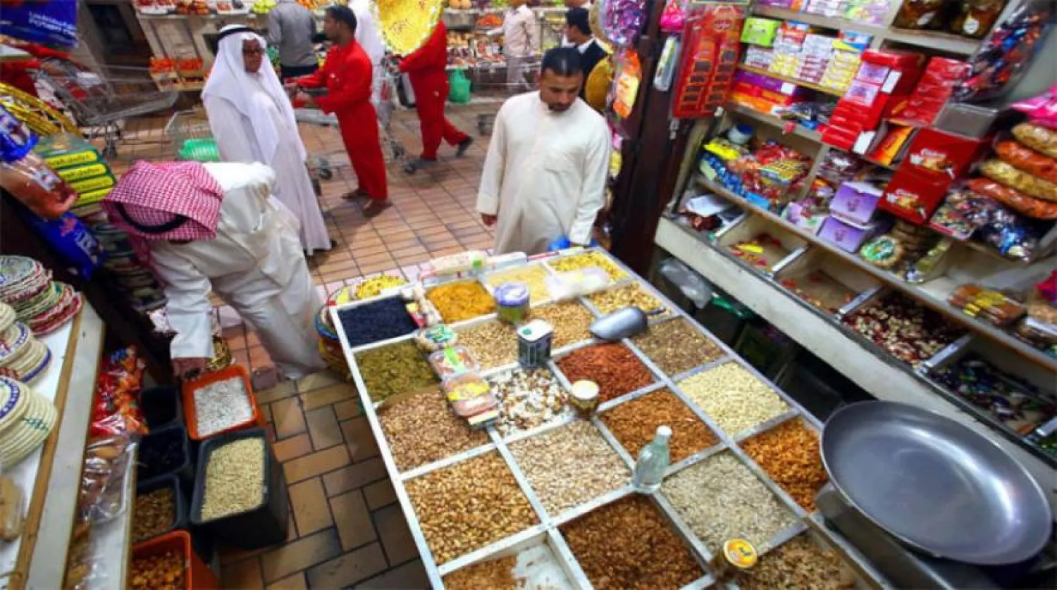 A man shopping at the candy and nuts section in one of the Kingdom’s grocery stores (Asharq Al-Awsat)