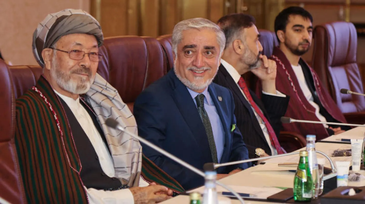 رئيس مجلس المصالحة الأفغانية عبد الله عبد الله خلال جلسة المحادثات مع {طالبان} في الدوحة أمس (أ.ف.ب)