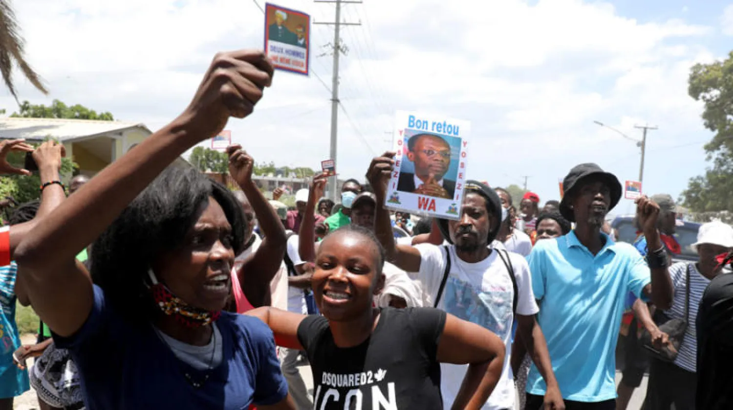 عاد الرئيس الأسبق جان برتران أريستيد إلى الجزيرة حيث كان مئات من أنصاره في انتظاره (أ.ف.ب)