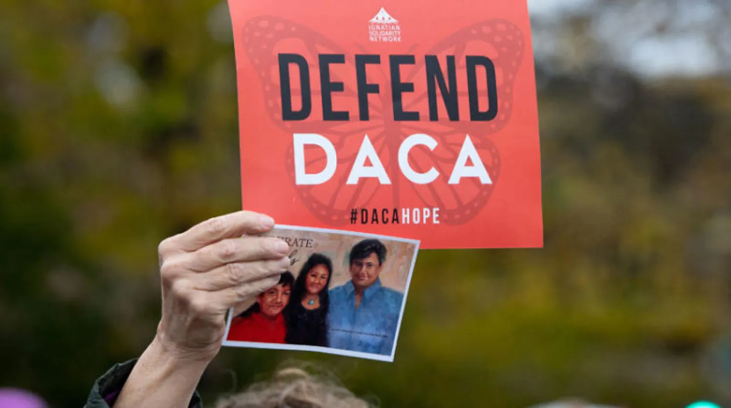 نشطاء يطالبون بحماية تشريع دكا للحالمين من المهاجرين (أ.ف.ب)