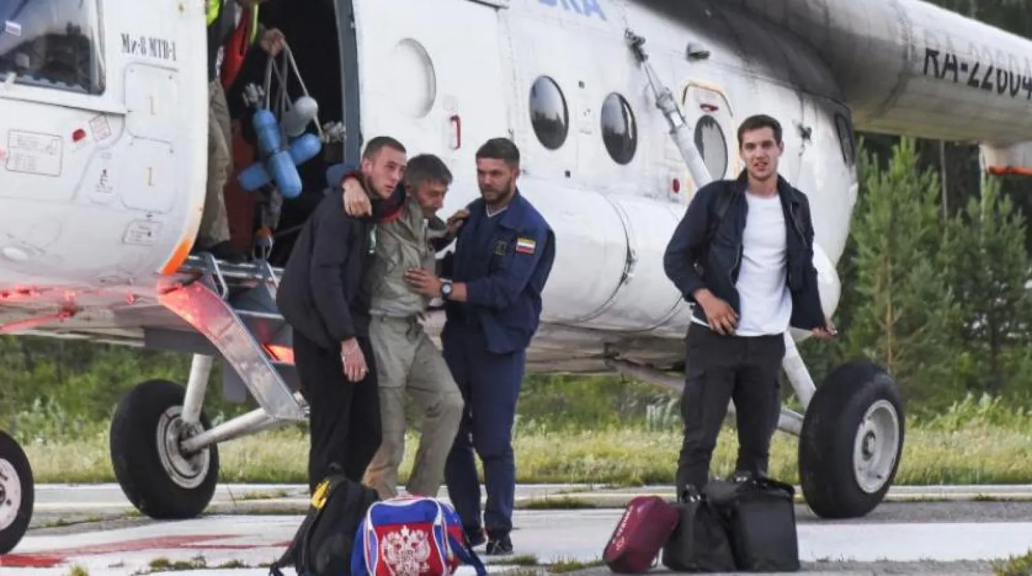 Antonov AN- 28 tipi uçağın pilotu Anatolu Prytkov uçaktan çıkarılırken (AP)