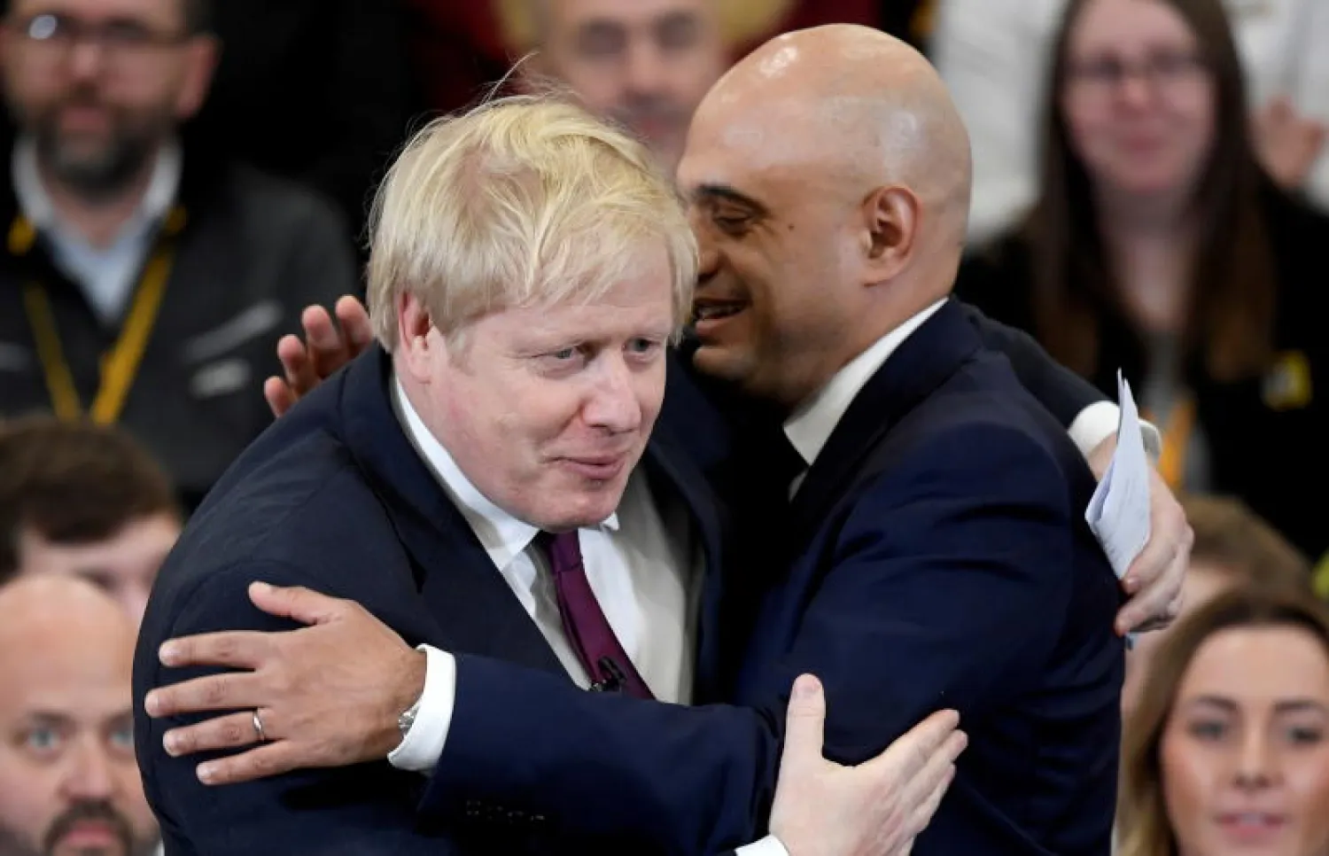 وزير الصحة البريطاني ساجد جاويد يعانق رئيس الوزراء بوريس جونسون (رويترز)