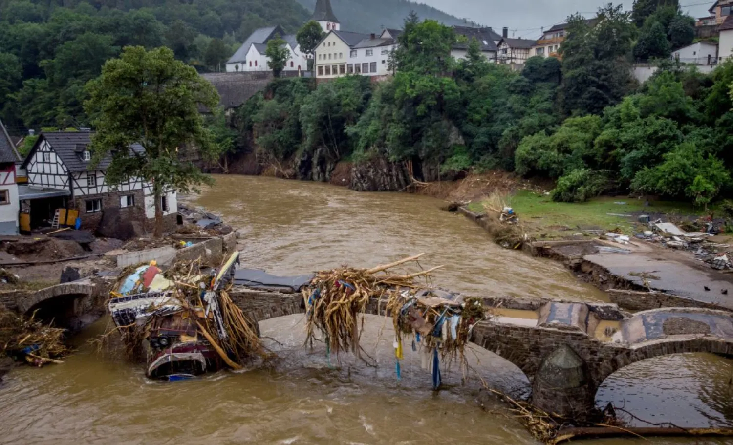 جسر مدمر فوق نهر أهر في شولد بألمانيا (أ.ب)