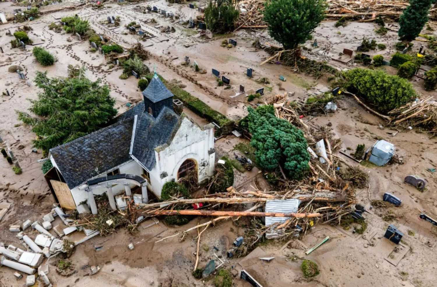 كنيسة ومقبرة بعد الفيضانات في باد نوينهر – أهرويلر (أ.ب.أ)