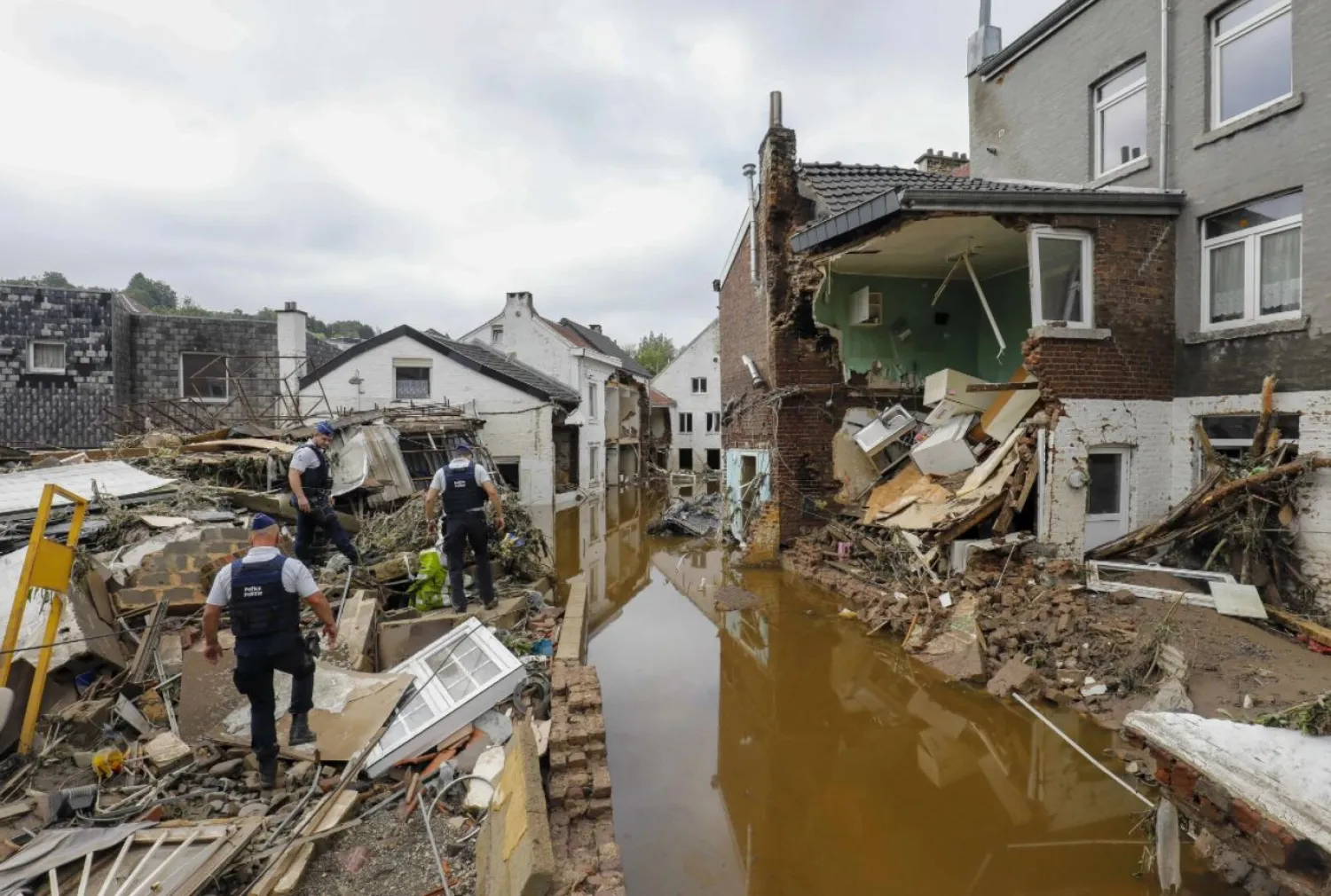 منازل محطمة جراء الفيضانات في بلجيكا (إ.ب.أ)