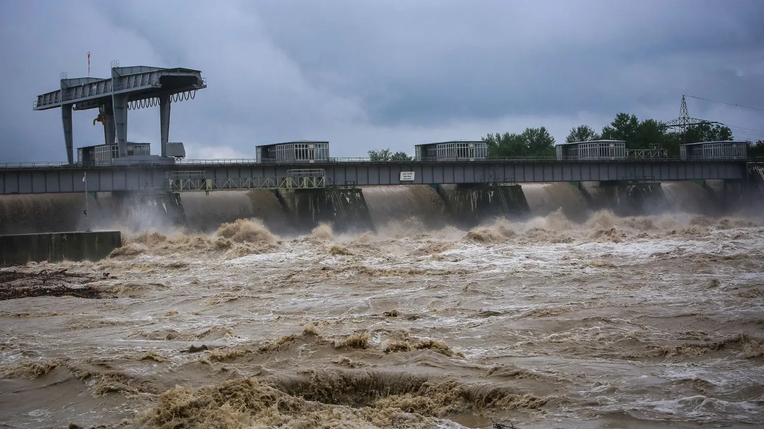 أخشاب تطفو في مياه الفيضانات بالنمسا (أ.ف.ب)