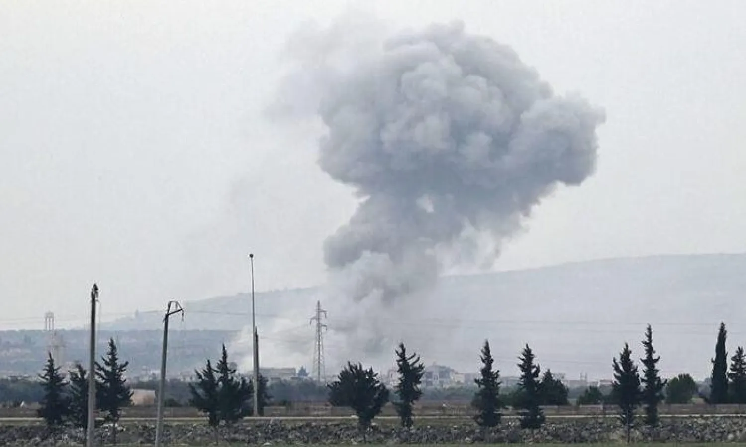 أدخنة تتصاعد في بلدة إحسم بريف إدلب الجنوبي(المرصد السوري)