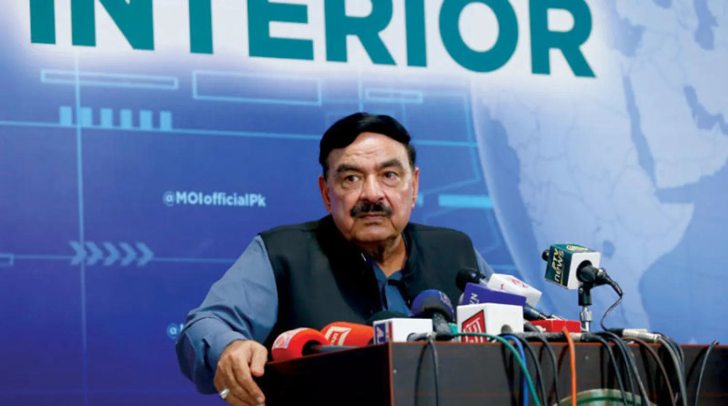 وزير الداخلية الباكستاني شيخ رشيد أحمد يتحدث في مؤتمر صحافي بالعاصمة إسلام آباد أمس عن تسخير كل الموارد من أجل القبض على الأشخاص المتورطين في خطف ابنة السفير الأفغاني (أ.ب)