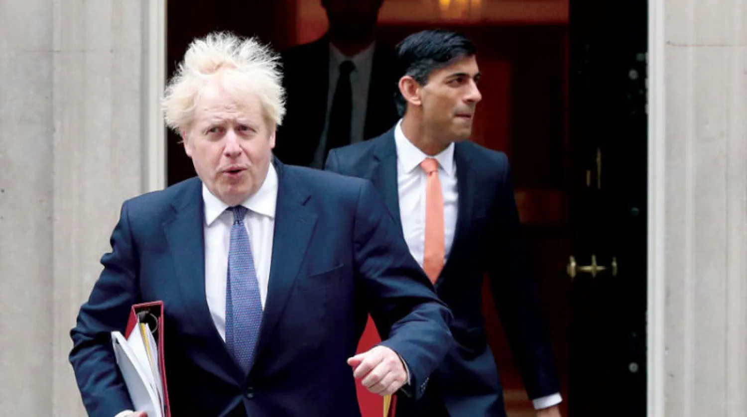 رئيس الوزراء البريطاني وخلفه وزير ماليته (د.ب.أ)