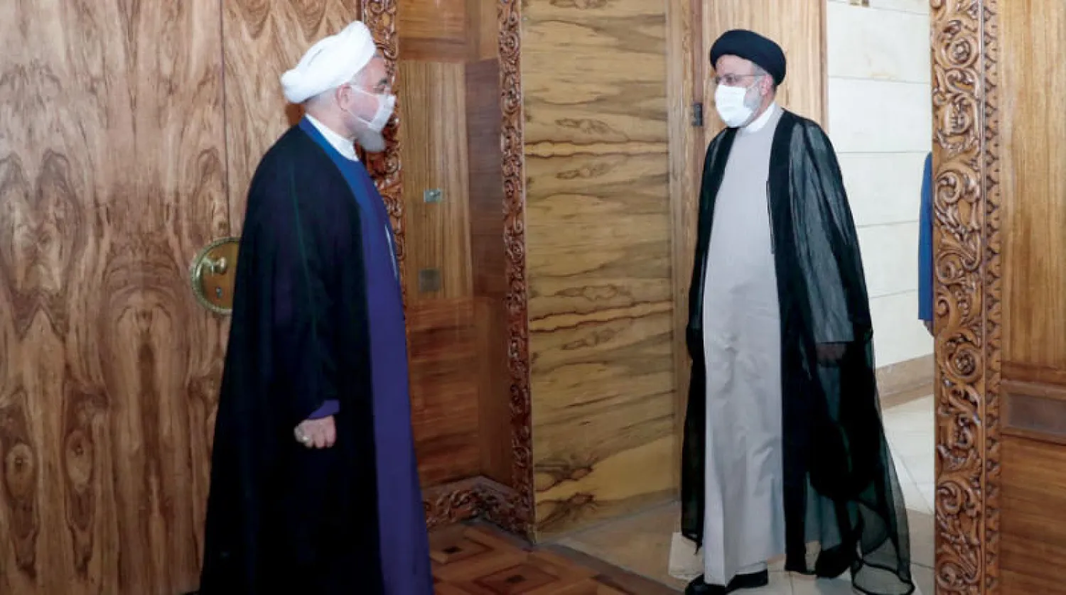 الرئيس المنتهية ولايته روحاني يستقبل الرئيس المنتخب رئيسي في مقر الحكومة بمنطقة باستور المحصنة وسط طهران 23 يونيو الماضي (الرئاسة الإيرانية)